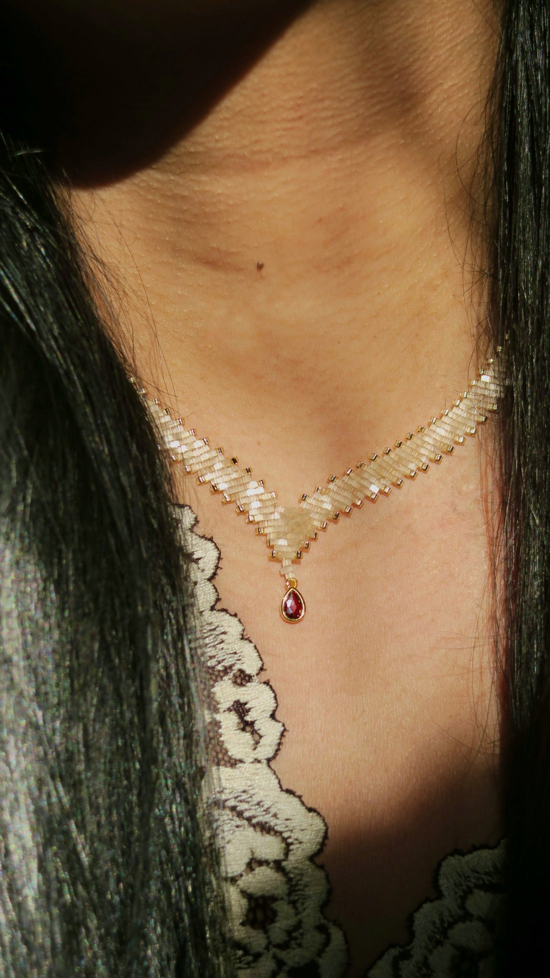 Collier en V Minimaliste, l'élégance des perles Miyuki et du teint Nude