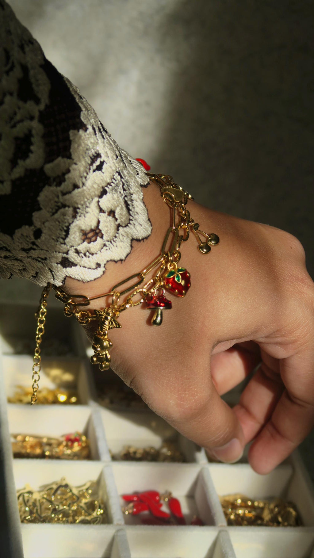 bracelet doré en acier inoxydable personnalisables avec charms colorés