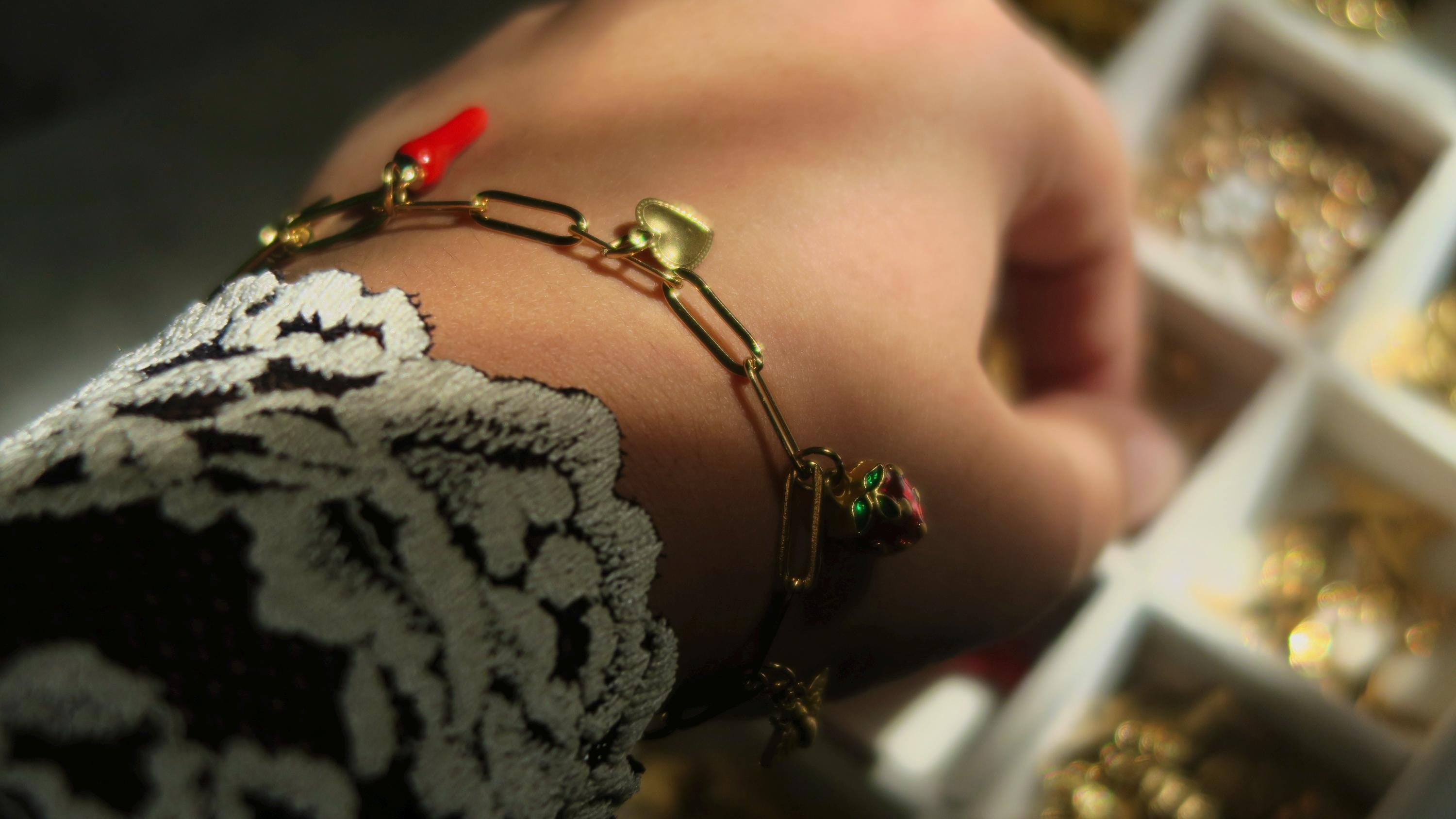 bracelet doré en acier inoxydable personnalisables avec charms colorés