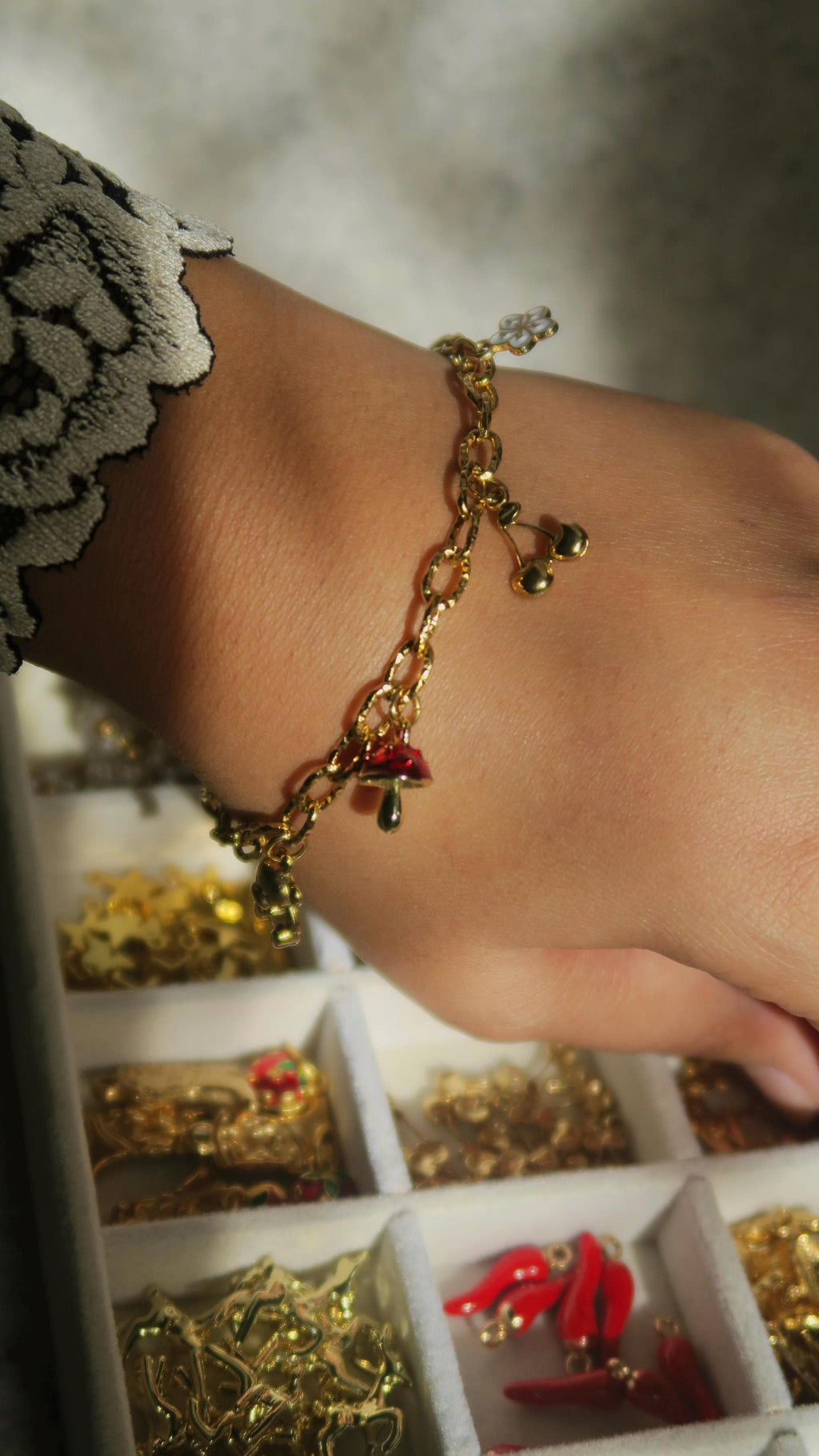 bracelet doré en acier inoxydable personnalisables avec charms colorés