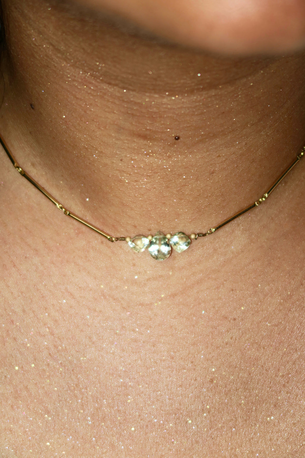 collier articulé doré améthyste verte taillée en poire perles en or laminé